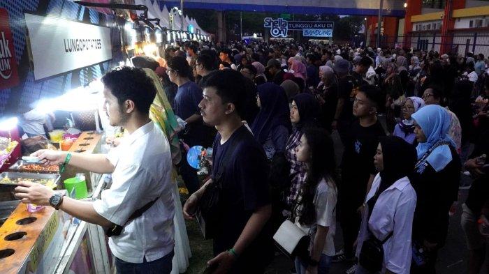Penggemar Sheila On 7 (Sheila Gank) antre membeli makan dan minum di stan kuliner di area luar stadion sebelum menyaksikan konser Sheila On 7 bertajuk 