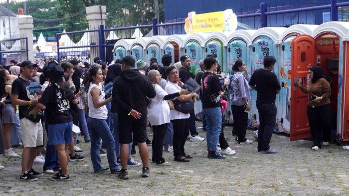 Penggemar Sheila On 7 (Sheila Gank) antre ke toilet sebelum menyaksikan konser Sheila On 7 bertajuk 
