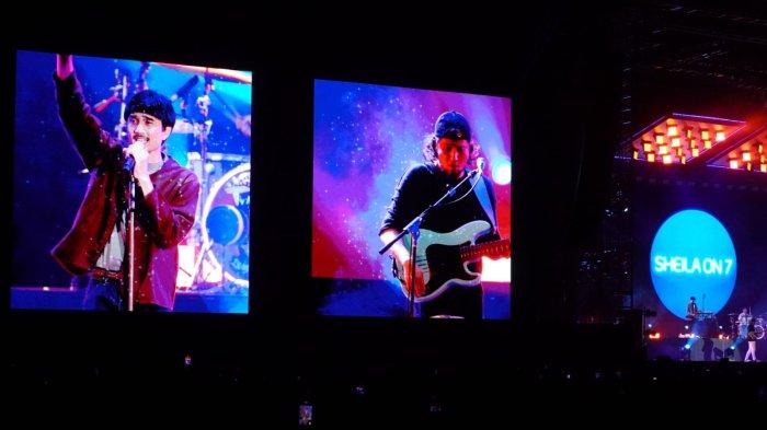 Duta, Eross, dan Adam membawakan salah satu tembang dalam konser Sheila On 7 bertajuk 