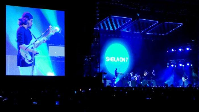 Duta, Eross, dan Adam membawakan salah satu tembang dalam konser Sheila On 7 bertajuk 