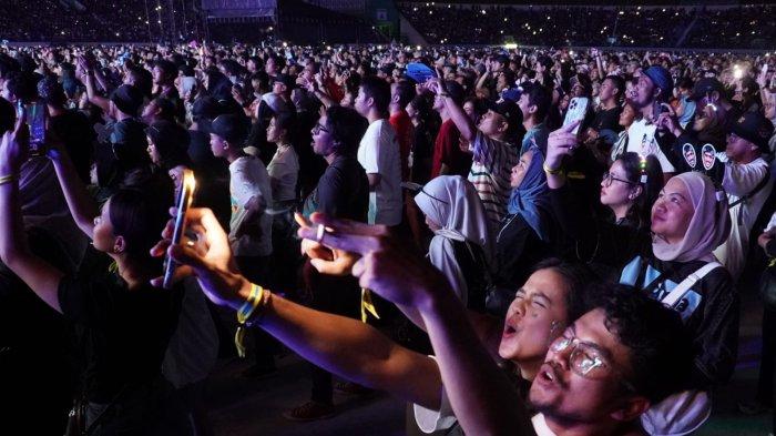 Penggemar Sheila On 7 (Sheila Gank) antusias menyaksikan konser Sheila On 7 bertajuk 