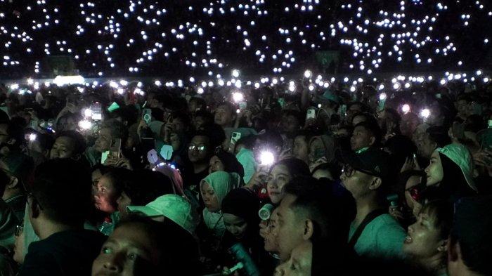 Penggemar Sheila On 7 (Sheila Gank) antusias menyaksikan konser Sheila On 7 bertajuk 