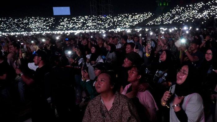 Penggemar Sheila On 7 (Sheila Gank) antusias menyaksikan konser Sheila On 7 bertajuk 