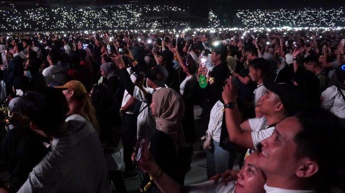 Penggemar Sheila On 7 (Sheila Gank) antusias menyaksikan konser Sheila On 7 bertajuk 