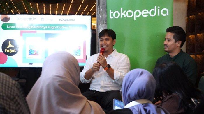 Head of Communications E-commerce Tokopedia and ShopTokopedia, Aditia Grasio Nelwan (kanan) dan Founder Fugol Coffee Roasters, Jhon Richard Christhoper menjadi pembicara talkshow pada Media Workshop Tokopedia dan ShopTokopedia bersama Fugol Coffee Roasters di Tanatap Coffee, Jalan Braga, Kota Bandung, Jawa Barat, Senin (30/9/2024).