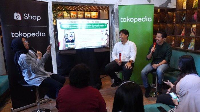 Head of Communications E-commerce Tokopedia and ShopTokopedia, Aditia Grasio Nelwan (kanan) dan Founder Fugol Coffee Roasters, Jhon Richard Christhoper menjadi pembicara talkshow pada Media Workshop Tokopedia dan ShopTokopedia bersama Fugol Coffee Roasters di Tanatap Coffee, Jalan Braga, Kota Bandung, Jawa Barat, Senin (30/9/2024).