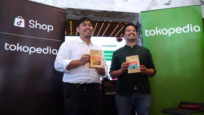 Head of Communications E-commerce Tokopedia and ShopTokopedia, Aditia Grasio Nelwan (kanan) dan Founder Fugol Coffee Roasters, Jhon Richard Christhoper berfoto bersama sambil memegang produk Fugol Coffee pada Media Workshop Tokopedia dan ShopTokopedia bersama Fugol Coffee Roasters di Tanatap Coffee, Jalan Braga, Kota Bandung, Jawa Barat, Senin (30/9/2024).