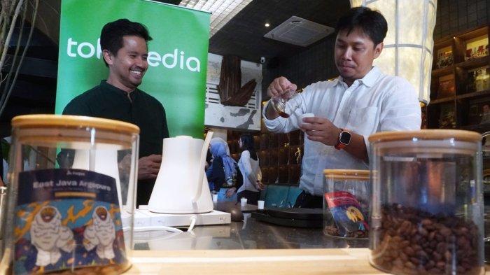 Founder Fugol Coffee Roasters, Jhon Richard Christhoper (kanan) berbincang dengan Head of Communications E-commerce Tokopedia and ShopTokopedia, Aditia Grasio Nelwan, saat praktik meracik kopi pada Media Workshop Tokopedia dan ShopTokopedia bersama Fugol Coffee Roasters di Tanatap Coffee, Jalan Braga, Kota Bandung, Jawa Barat, Senin (30/9/2024).