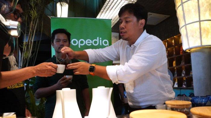 Founder Fugol Coffee Roasters, Jhon Richard Christhoper (kanan) menuangkan kopi racikannya ke gelas awak media untuk dicicipi pada Media Workshop Tokopedia dan ShopTokopedia bersama Fugol Coffee Roasters di Tanatap Coffee, Jalan Braga, Kota Bandung, Jawa Barat, Senin (30/9/2024).