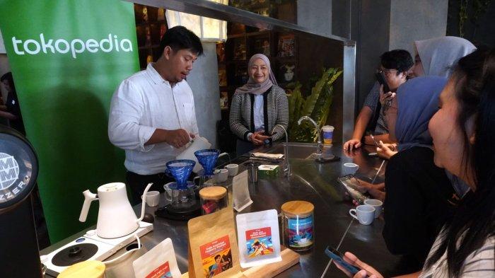 Founder Fugol Coffee Roasters, Mandie Soengkono praktik meracik kopi pada Media Workshop Tokopedia dan ShopTokopedia bersama Fugol Coffee Roasters di Tanatap Coffee, Jalan Braga, Kota Bandung, Jawa Barat, Senin (30/9/2024).