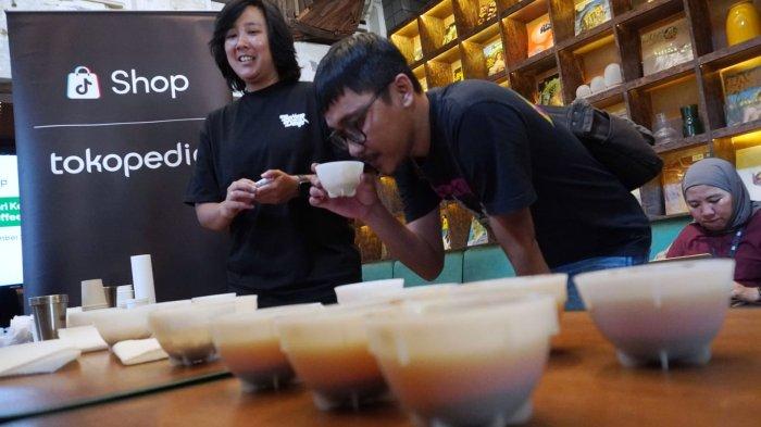 Founder Fugol Coffee Roasters, Mandie Soengkono praktik meracik kopi pada Media Workshop Tokopedia dan ShopTokopedia bersama Fugol Coffee Roasters di Tanatap Coffee, Jalan Braga, Kota Bandung, Jawa Barat, Senin (30/9/2024).