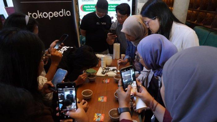 Sejumlah awak media menyaksikan praktik meracik kopi oleh Founder Fugol Coffee Roasters, Jhon Richard Christhoper dan Mandie Soengkono pada Media Workshop Tokopedia dan ShopTokopedia bersama Fugol Coffee Roasters di Tanatap Coffee, Jalan Braga, Kota Bandung, Jawa Barat, Senin (30/9/2024).
