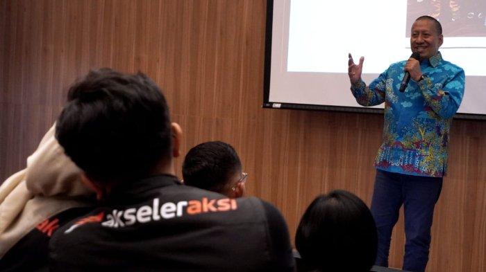 Dekan Sekolah Bisnis Manajemen (SBM) ITB, Ignatius Pulung Nurprasetio memberikan kata sambutan di hadapan peserta, yakni para pelaku UMKM pada pembukaan program Coaching Clinic UMKM Jabar 2024, di Gedung Labtek XIX SBM ITB, Kota Bandung, Jawa Barat, Rabu (2/10/2024).