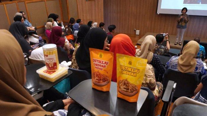 Direktur TheGreaterHub Sekolah Bisnis Manajemen (SBM) ITB, Dina Dellyana menyampaikan paparan di hadapan peserta, yakni para pelaku UMKM pada pembukaan program Coaching Clinic UMKM Jabar 2024, di Gedung Labtek XIX SBM ITB, Kota Bandung, Jawa Barat, Rabu (2/10/2024).