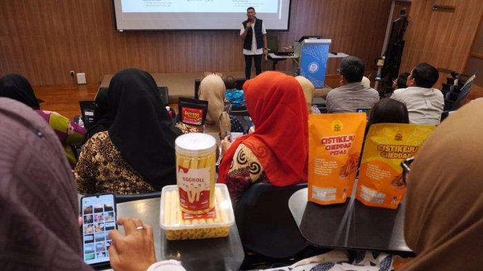 Innovation Professional & Entrepreneur, TB Ari Wibawa Mukti membawakan presentasi mengenai 