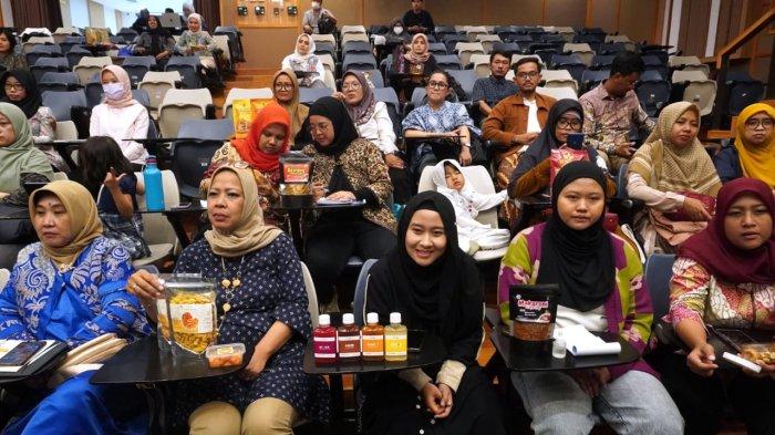 Para peserta, yakni pelaku UMKM menyimak presentasi mengenai 