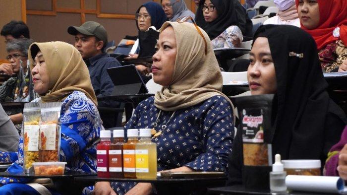 Para peserta, yakni pelaku UMKM menyimak presentasi mengenai 