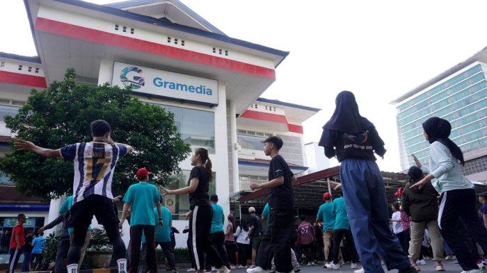 Peserta mengikuti lomba zumba pada gelaran Kompas Gramedia (KG) Cup 2024 di area parkir Toko Buku Gramedia, Jalan Merdeka, Kota Bandung, Jawa Barat, Kamis (3/10/2024).