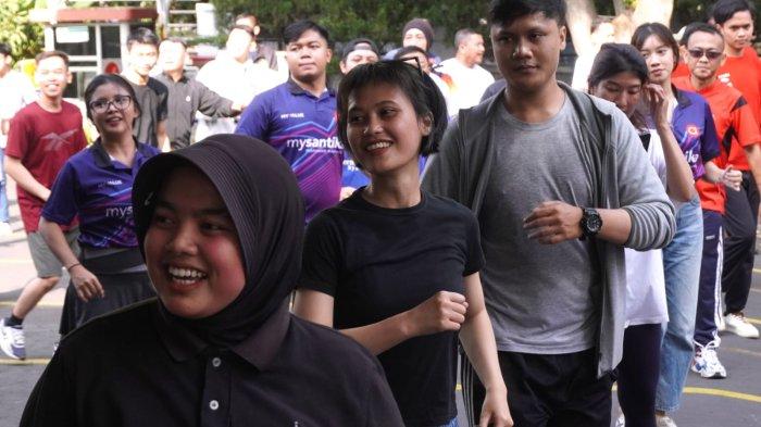 Peserta mengikuti lomba zumba pada gelaran Kompas Gramedia (KG) Cup 2024 di area parkir Toko Buku Gramedia, Jalan Merdeka, Kota Bandung, Jawa Barat, Kamis (3/10/2024).