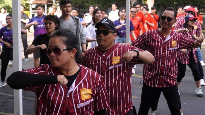 Peserta mengikuti lomba zumba pada gelaran Kompas Gramedia (KG) Cup 2024 di area parkir Toko Buku Gramedia, Jalan Merdeka, Kota Bandung, Jawa Barat, Kamis (3/10/2024).
