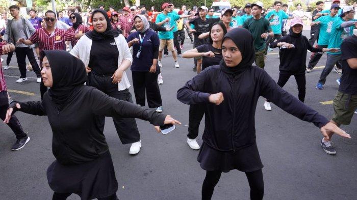 Peserta mengikuti lomba zumba pada gelaran Kompas Gramedia (KG) Cup 2024 di area parkir Toko Buku Gramedia, Jalan Merdeka, Kota Bandung, Jawa Barat, Kamis (3/10/2024).