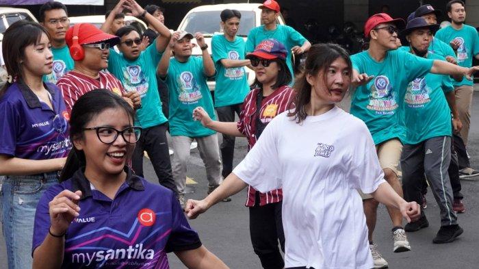 Peserta mengikuti lomba zumba pada gelaran Kompas Gramedia (KG) Cup 2024 di area parkir Toko Buku Gramedia, Jalan Merdeka, Kota Bandung, Jawa Barat, Kamis (3/10/2024).