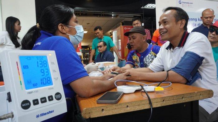 Peserta menjalani pemeriksaan kesehatan yang dilakukan tim medis Rumah Sakit Mayapada pada gelaran Kompas Gramedia (KG) Cup 2024 di area parkir Toko Buku Gramedia, Jalan Merdeka, Kota Bandung, Jawa Barat, Kamis (3/10/2024).