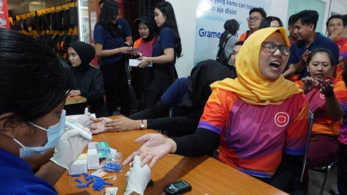 Peserta menjalani pemeriksaan kesehatan yang dilakukan tim medis Rumah Sakit Mayapada pada gelaran Kompas Gramedia (KG) Cup 2024 di area parkir Toko Buku Gramedia, Jalan Merdeka, Kota Bandung, Jawa Barat, Kamis (3/10/2024).