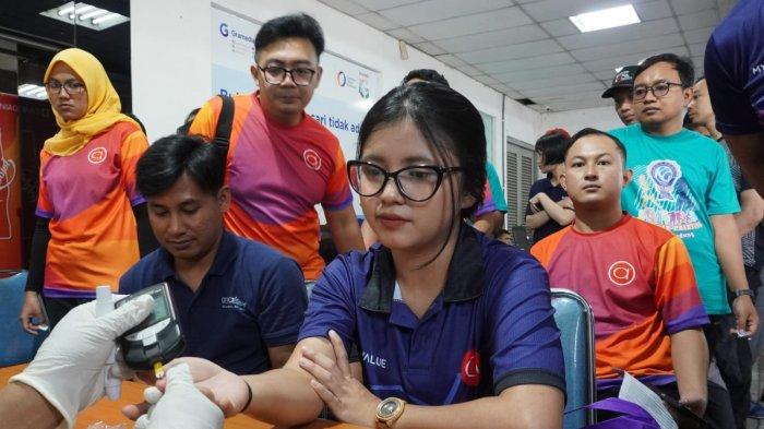 Peserta menjalani pemeriksaan kesehatan yang dilakukan tim medis Rumah Sakit Mayapada pada gelaran Kompas Gramedia (KG) Cup 2024 di area parkir Toko Buku Gramedia, Jalan Merdeka, Kota Bandung, Jawa Barat, Kamis (3/10/2024).