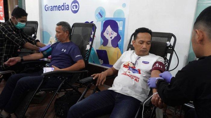 Peserta menjalani donor darah yang dilakukan tim medis PMI Kota Bandung pada gelaran Kompas Gramedia (KG) Cup 2024 di area parkir Toko Buku Gramedia, Jalan Merdeka, Kota Bandung, Jawa Barat, Kamis (3/10/2024).