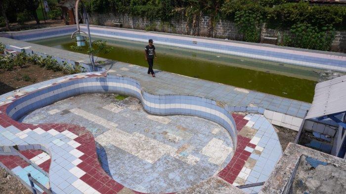 Pekerja, Iwan Setiawan mengontrol area Kolam Renang Ciherang Indah yang sudah tidak beroperasi lagi, di Jalan Raya Soreang - Banjaran, Desa Kamasan, Kecamatan Banjaran, Kabupaten Bandung, Jawa Barat, Rabu (10/10/2024).