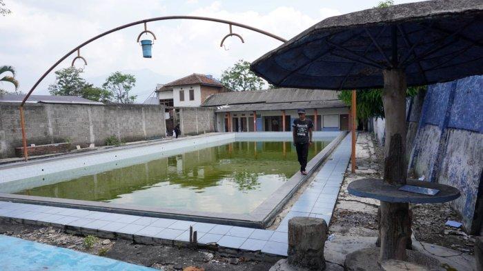 Pekerja, Iwan Setiawan mengontrol area Kolam Renang Ciherang Indah yang sudah tidak beroperasi lagi, di Jalan Raya Soreang - Banjaran, Desa Kamasan, Kecamatan Banjaran, Kabupaten Bandung, Jawa Barat, Rabu (10/10/2024).