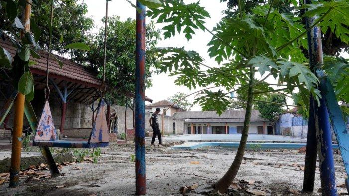 Pekerja, Iwan Setiawan mengontrol area Kolam Renang Ciherang Indah yang sudah tidak beroperasi lagi, di Jalan Raya Soreang - Banjaran, Desa Kamasan, Kecamatan Banjaran, Kabupaten Bandung, Jawa Barat, Rabu (10/10/2024).