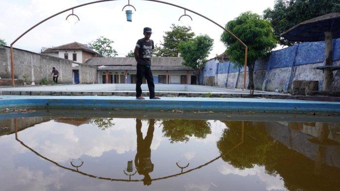 Pekerja, Iwan Setiawan mengontrol area Kolam Renang Ciherang Indah yang sudah tidak beroperasi lagi, di Jalan Raya Soreang - Banjaran, Desa Kamasan, Kecamatan Banjaran, Kabupaten Bandung, Jawa Barat, Rabu (10/10/2024).