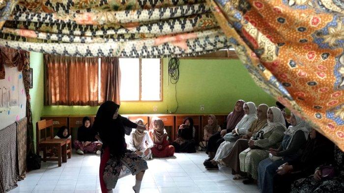Seorang siswa membawakan tarian tradisional pada kegiatan Proyek Penguatan Profil Pelajar Pancasila (P5) bertema 
