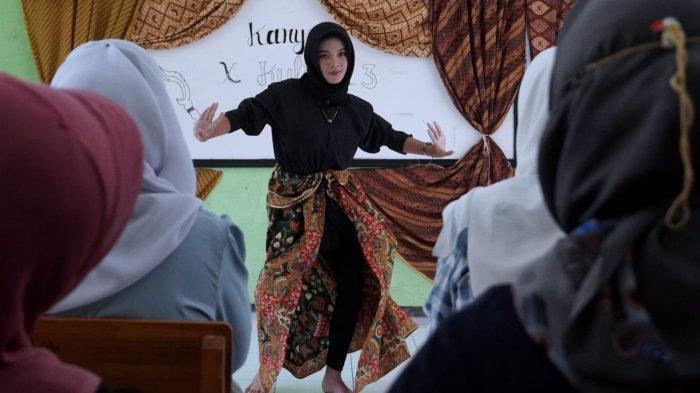 Seorang siswa membawakan tarian tradisional pada kegiatan Proyek Penguatan Profil Pelajar Pancasila (P5) bertema 