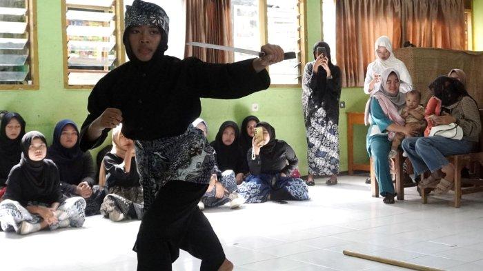 Seorang siswa membawakan pencak silat pada kegiatan Proyek Penguatan Profil Pelajar Pancasila (P5) bertema 