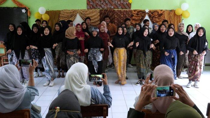 Sejumlah siswa membawakan lagu daerah pada kegiatan Proyek Penguatan Profil Pelajar Pancasila (P5) bertema 