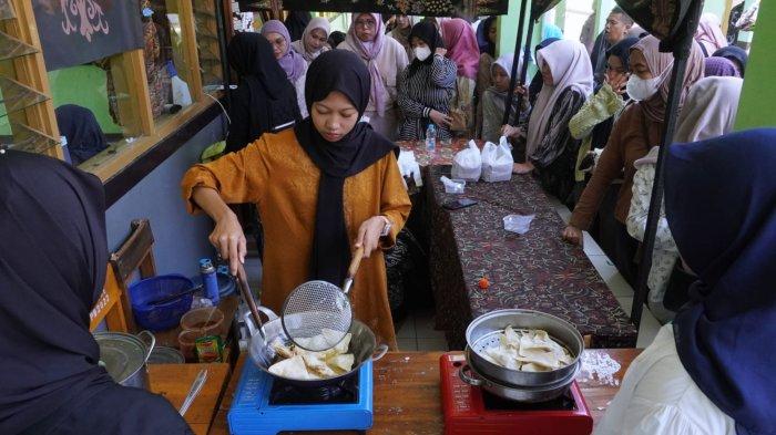 Sejumlah siswa menyajikan bazar makanan tradisional pada kegiatan Proyek Penguatan Profil Pelajar Pancasila (P5) bertema 
