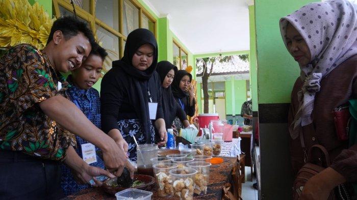 Sejumlah siswa menyajikan bazar makanan tradisional pada kegiatan Proyek Penguatan Profil Pelajar Pancasila (P5) bertema 