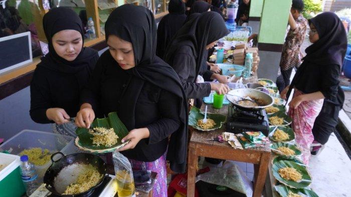 Sejumlah siswa menyajikan bazar makanan tradisional pada kegiatan Proyek Penguatan Profil Pelajar Pancasila (P5) bertema 