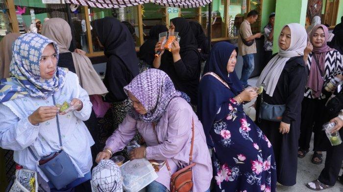 Orang tua siswa antusias mencicipi makanan tradisonal hasil kreasi para siswa pada kegiatan Proyek Penguatan Profil Pelajar Pancasila (P5) bertema 