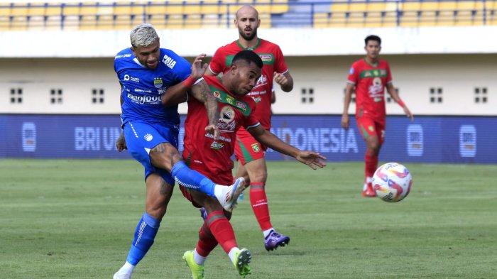 Pemain Persib Bandung, Ciro Alves melepaskan tendangan bola ke arah gawang Persebaya Surabaya dibayang-bayangi pemain Persebaya, Ardi Idrus pada lanjutan Liga 1 2024-2025 di Stadion Si Jalak Harupat, Kabupaten Bandung, Jawa Barat, Jumat (18/10/2024).