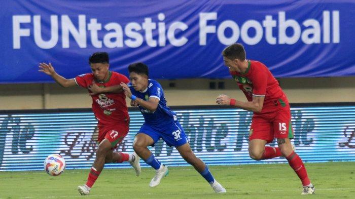 Pemain Persib Bandung, Ferdiansyah berebut bola dengan pemain Persebaya Surabaya, Muhamad Kasim Botan pada lanjutan Liga 1 2024-2025 di Stadion Si Jalak Harupat, Kabupaten Bandung, Jawa Barat, Jumat (18/10/2024).