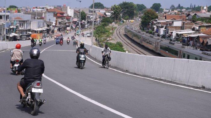 Sejumlah kendaraan bermotor melintas di Flyover Coroyom, Kota Bandung, Jawa Barat, Rabu (23/10/2024), setelah resmi dibuka.