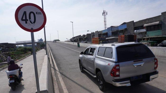 Sejumlah kendaraan bermotor melintas di Flyover Coroyom, Kota Bandung, Jawa Barat, Rabu (23/10/2024), setelah resmi dibuka.