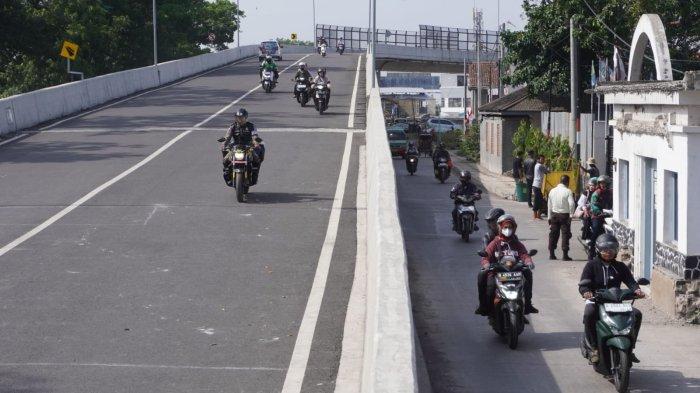 Sejumlah kendaraan bermotor melintas di Flyover Coroyom, Kota Bandung, Jawa Barat, Rabu (23/10/2024), setelah resmi dibuka.