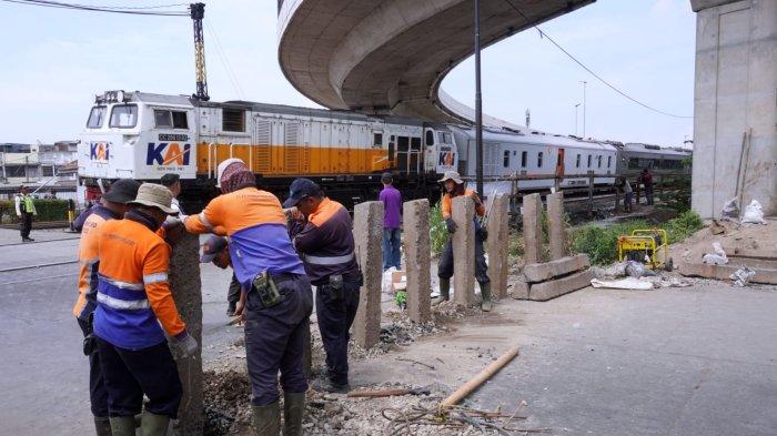 Sejumlah pekerja melakukan penutupan Perlintasan Sebidang Kereta Api Ciroyom di bawah Flyover Coroyom, Kota Bandung, Jawa Barat, Rabu (23/10/2024).
