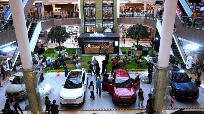 Calon konsumen menghadiri Grand Opening Honda Exhibition yang dilengkapi Cafe Honda di Trans Studio Mall (TSM), Kota Bandung, Jawa Barat, Jumat (25/10/2024).
