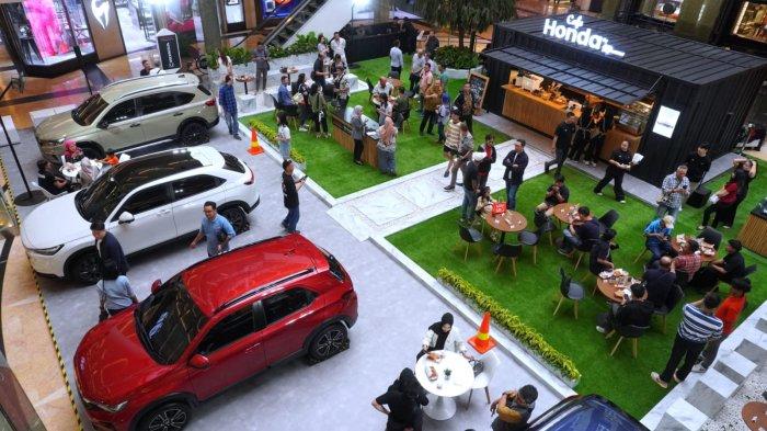 Calon konsumen menghadiri Grand Opening Honda Exhibition yang dilengkapi Cafe Honda di Atrium Trans Studio Mall (TSM), Kota Bandung, Jawa Barat, Jumat (25/10/2024).
